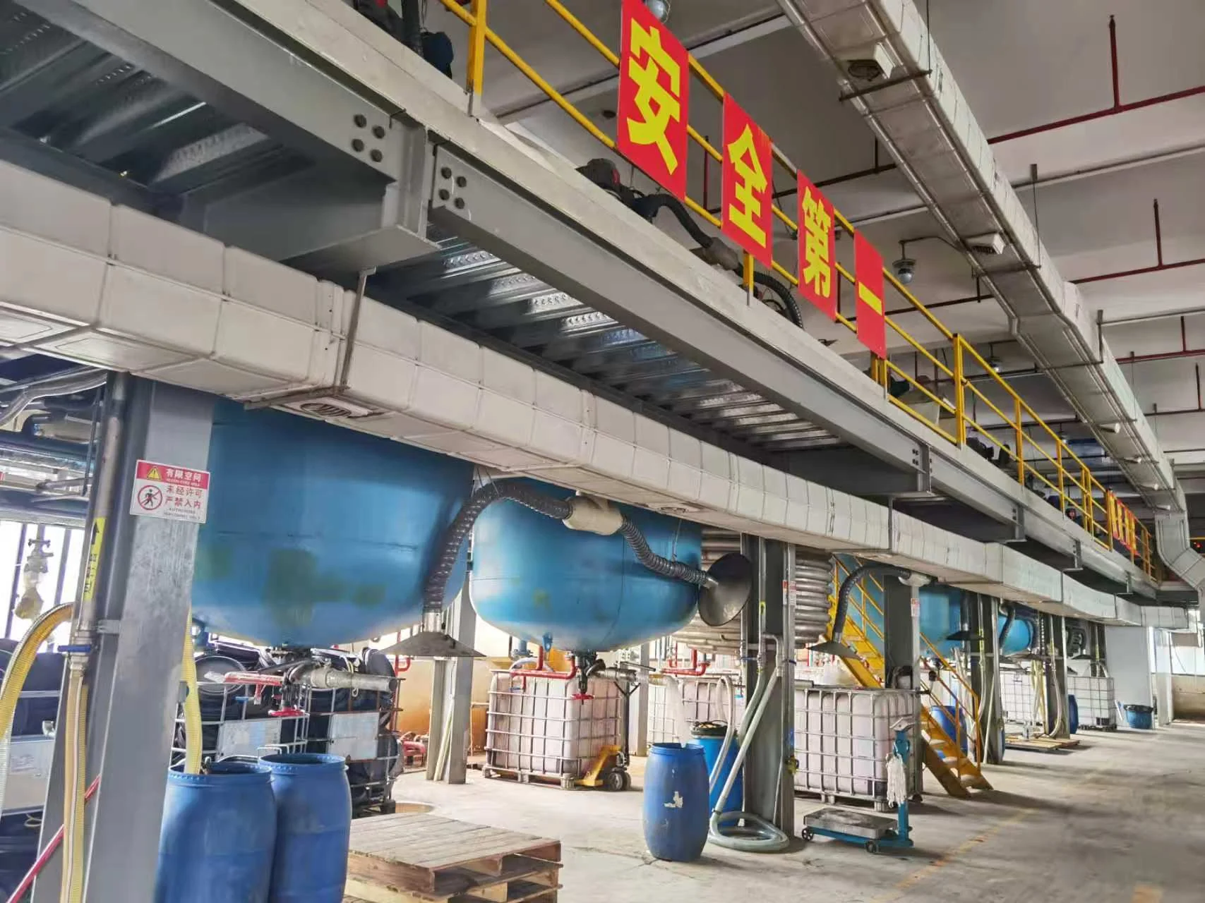 Acid cleaning agent application on a polyester dyeing line